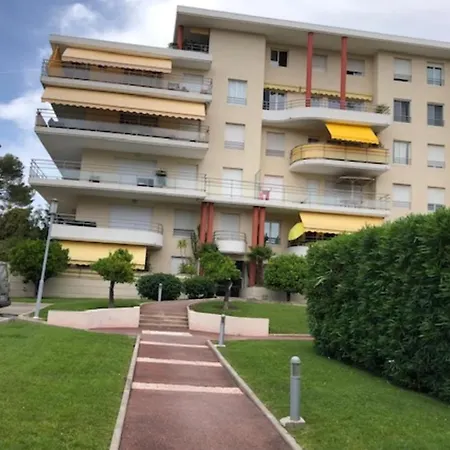 Pretty 38 M With Balcony - 10 Min From The Center Antibes